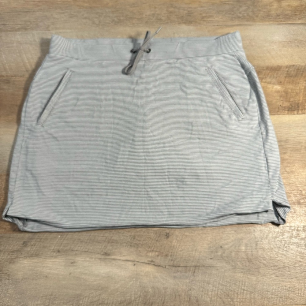 Athleta Modern Metro Gray Striped Skort with Zipper Pockets Size Medium